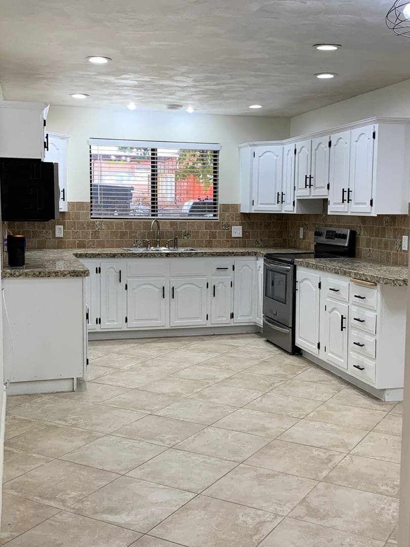 4 Bed / 3 Bath Main-Floor Unit in St. George — exterior